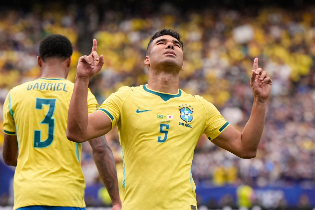 Braz&iacute;lsky futbalista Casemiro (5) sa te&scaron;&iacute; z g&oacute;lu počas &scaron;estn&aacute;sťfin&aacute;lov&eacute;ho duelu Braz&iacute;lia - Japonsko na majstrovstv&aacute;ch sveta vo futbale v americkom Houstone v pondelok 29. j&uacute;na 2026. FOTO TASR/AP
