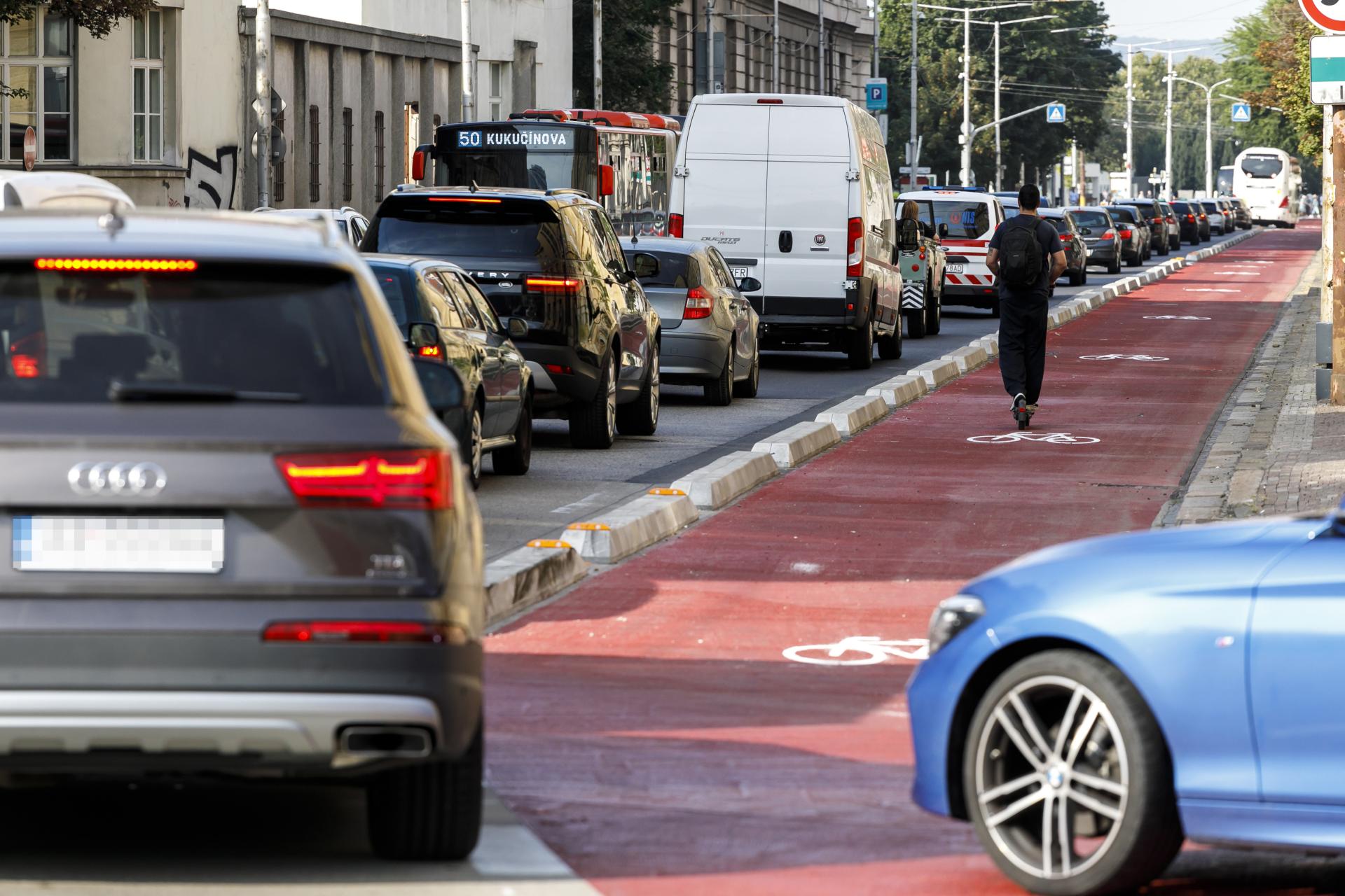T&iacute; &scaron;arkani na elektrick&yacute;ch kolobežk&aacute;ch ma doved&uacute; do hrobu, sťažuje sa obyvateľ Rače. Čak&aacute; ich veľk&aacute; zmena