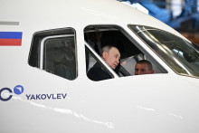 Rusk&yacute; prezident Vladimir Putin sed&iacute; v kokpite lietadla Jakovlev SJ-100 počas n&aacute;v&scaron;tevy Letecko-v&yacute;skumn&eacute;ho &uacute;stavu v Žukovskom v Moskovskej oblasti. FOTO: Reuters