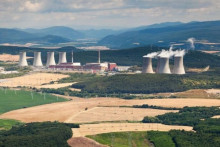Vľavo komplex Mochoviec 3,4 a vpravo mlad&scaron;ie bloky 1,2.

FOTO: Slovensk&eacute; elektr&aacute;rne