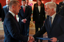 Medzi premi&eacute;rom Babi&scaron;om a prezidentom Pavlom to &scaron;kr&iacute;pe. FOTO: Reuters