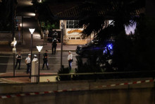 Policajti stoja na str&aacute;ži po nahl&aacute;senom v&yacute;buchu na Boulevard d&lsquo;Italie v Monaku. FOTO: Reuters