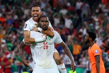 Marock&yacute; obranca Issa Diop oslavuje strelenie g&oacute;lu. FOTO: Reuters