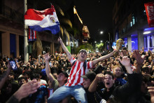 Fan&uacute;&scaron;ikovia oslavuj&uacute; v&yacute;hru po &scaron;estn&aacute;sťfin&aacute;lovom dueli Nemecko - Paraguaj. FOTO: TASR/AP