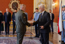 Česk&yacute; prezident Petr Pavel menuje gener&aacute;la Miroslava Hlav&aacute;ča za nov&eacute;ho n&aacute;čeln&iacute;ka Gener&aacute;lneho &scaron;t&aacute;bu Arm&aacute;dy ČR. FOTO: TASR/Barbora Vizv&aacute;ryov&aacute;