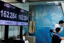 Japonsk&aacute; ministerka financi&iacute; Sacuki Katajamaov&aacute; v reakcii na pokles dom&aacute;cej meny zopakovala, že &uacute;rady s&uacute; pripraven&eacute; kedykoľvek adekv&aacute;tne reagovať. Zdržala sa v&scaron;ak ostrej&scaron;&iacute;ch vyhl&aacute;sen&iacute;. FOTO: REUTERS