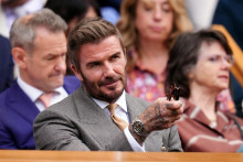David Beckham sledoval Wimbledon z kr&aacute;ĺovskej l&oacute;že.
