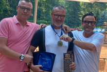 Na sn&iacute;mke zľava riaditeľ pre vonkaj&scaron;ie vzťahy skupiny Tipsport na Slovensku Boris Chmel, z&aacute;stupca &scaron;&eacute;fredaktorky Hospod&aacute;rskych nov&iacute;n Martin Kov&aacute;čik a &scaron;&eacute;f komunik&aacute;cie Tipsportu v Česku V&aacute;clav Sochor.

FOTO: HN