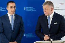 Zľava minister pr&aacute;ce a soci&aacute;lnych vec&iacute; Erik Tom&aacute;&scaron; a premi&eacute;r Robert Fico. FOTO:TASR/J. Kotian