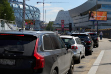 Vozidl&aacute; čakaj&uacute; v rade na čerpacej stanici Lukoil v Moskve 30. j&uacute;na 2026. FOTO: TASR/AP