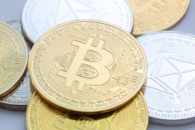 Na arch&iacute;vnej sn&iacute;mke z 10. novembra 2023 mince digit&aacute;lnych mien bitcoin (uprostred) a ethereum s&uacute; položen&eacute; na stole v Berl&iacute;ne. FOTO: TASR/DPA