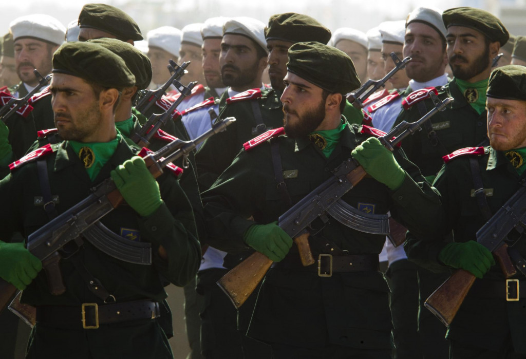 Pr&iacute;slu&scaron;n&iacute;ci ir&aacute;nskych revolučn&yacute;ch g&aacute;rd pochoduj&uacute; počas prehliadky. FOTO: Reuters