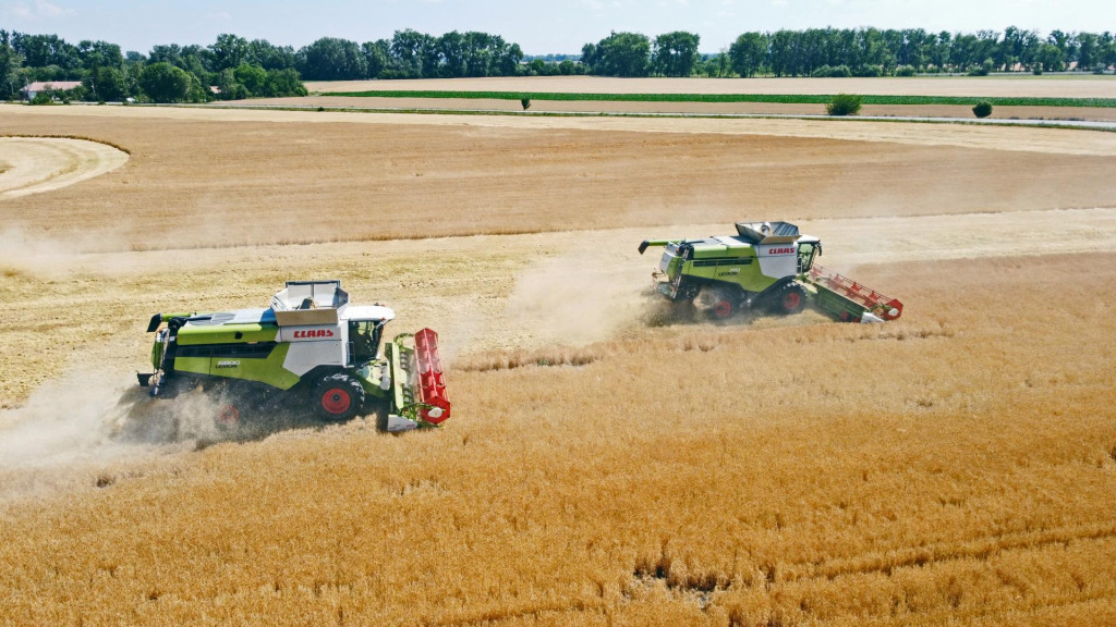 Na sn&iacute;mke kombajny počas žatvy ozimn&eacute;ho jačmeňa v obci Sokolce neďaleko Kom&aacute;rna. FOTO TASR/M. Drozd