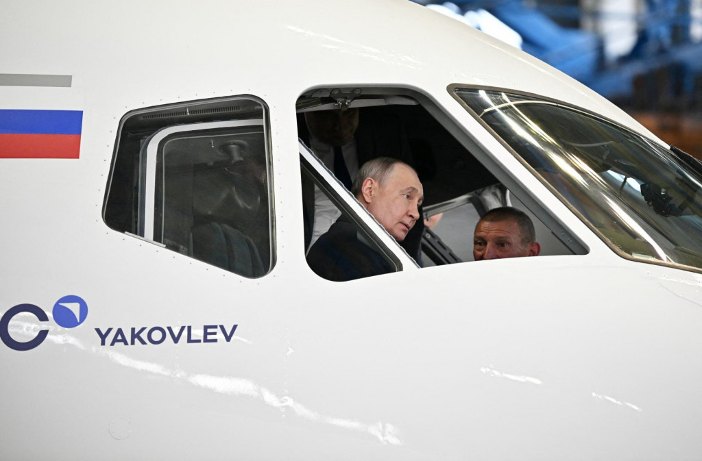 Rusk&yacute; prezident Vladimir Putin sed&iacute; v kokpite lietadla Jakovlev SJ-100 počas n&aacute;v&scaron;tevy Letecko-v&yacute;skumn&eacute;ho &uacute;stavu v Žukovskom v Moskovskej oblasti. FOTO: Reuters
