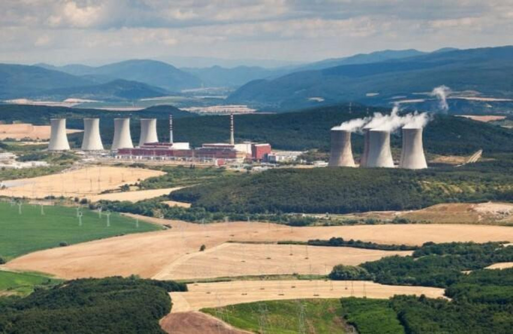 Vľavo komplex Mochoviec 3,4 a vpravo mlad&scaron;ie bloky 1,2.

FOTO: Slovensk&eacute; elektr&aacute;rne