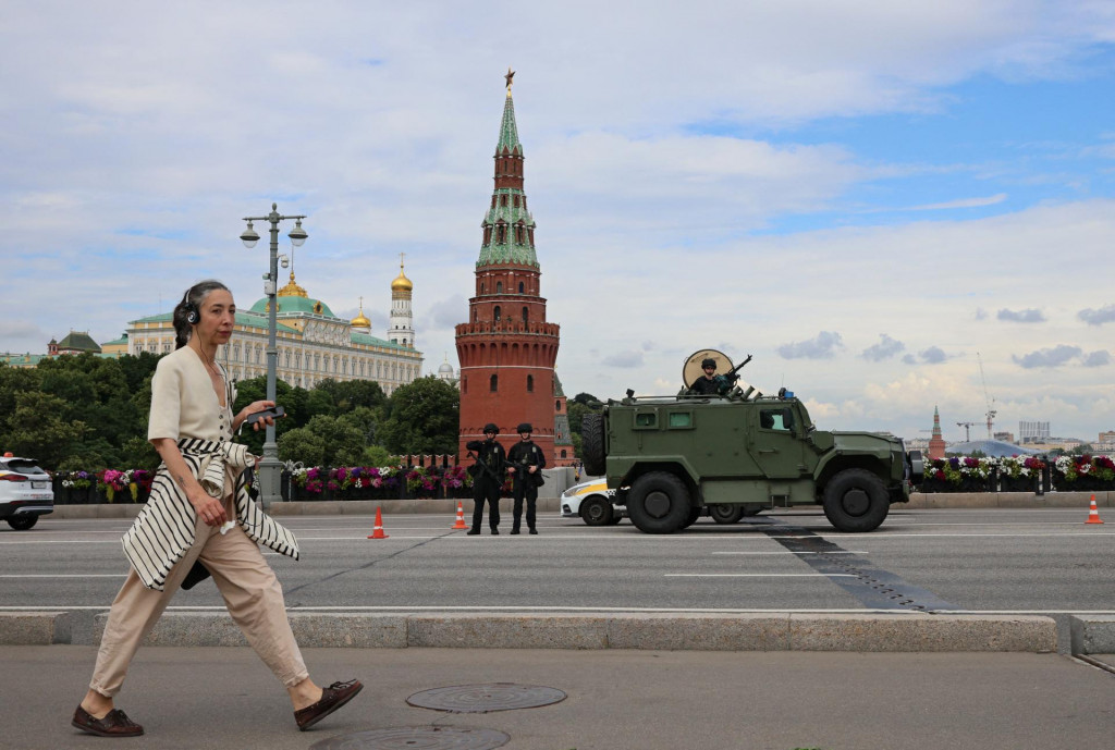 Ilustračn&aacute; fotografia. Žena prech&aacute;dza okolo rusk&yacute;ch bezpečnostn&yacute;ch pr&iacute;slu&scaron;n&iacute;kov stojacich na str&aacute;ži v centre Moskvy. FOTO: Reuters
