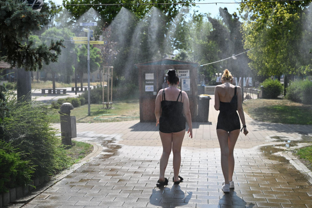 Na sn&iacute;mke vodn&aacute; hmla na ochladenie okoloid&uacute;cich počas hor&uacute;čav na N&aacute;mest&iacute; osloboditeľov v centre mesta Michalovce. FOTO: TASR/Roman Hanc