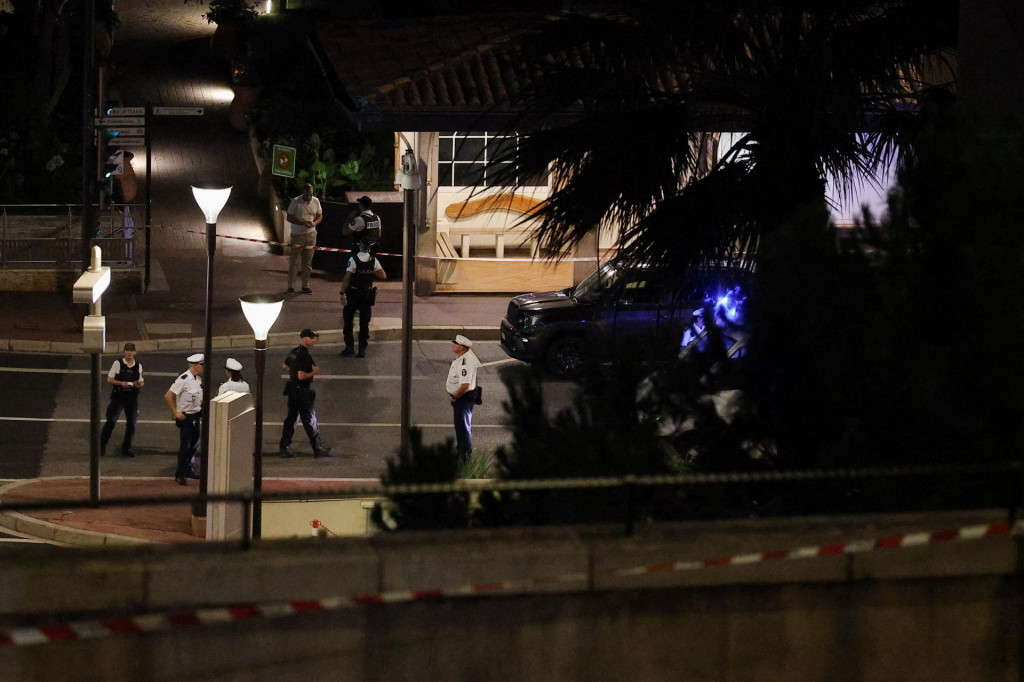 Policajti stoja na str&aacute;ži po nahl&aacute;senom v&yacute;buchu na Boulevard d&lsquo;Italie v Monaku. FOTO: Reuters