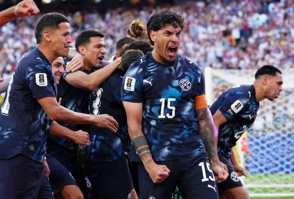 Paraguajsk&yacute; hr&aacute;č Gustavo Gomez a jeho spoluhr&aacute;či oslavuj&uacute; v&iacute;ťazstvo. FOTO: Reuters