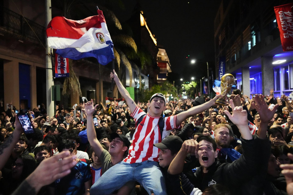 Fan&uacute;&scaron;ikovia oslavuj&uacute; v&yacute;hru po &scaron;estn&aacute;sťfin&aacute;lovom dueli Nemecko - Paraguaj. FOTO: TASR/AP