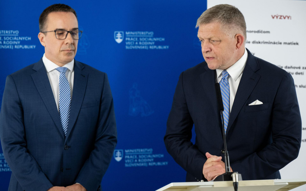 Zľava minister pr&aacute;ce a soci&aacute;lnych vec&iacute; Erik Tom&aacute;&scaron; a premi&eacute;r Robert Fico. FOTO:TASR/J. Kotian