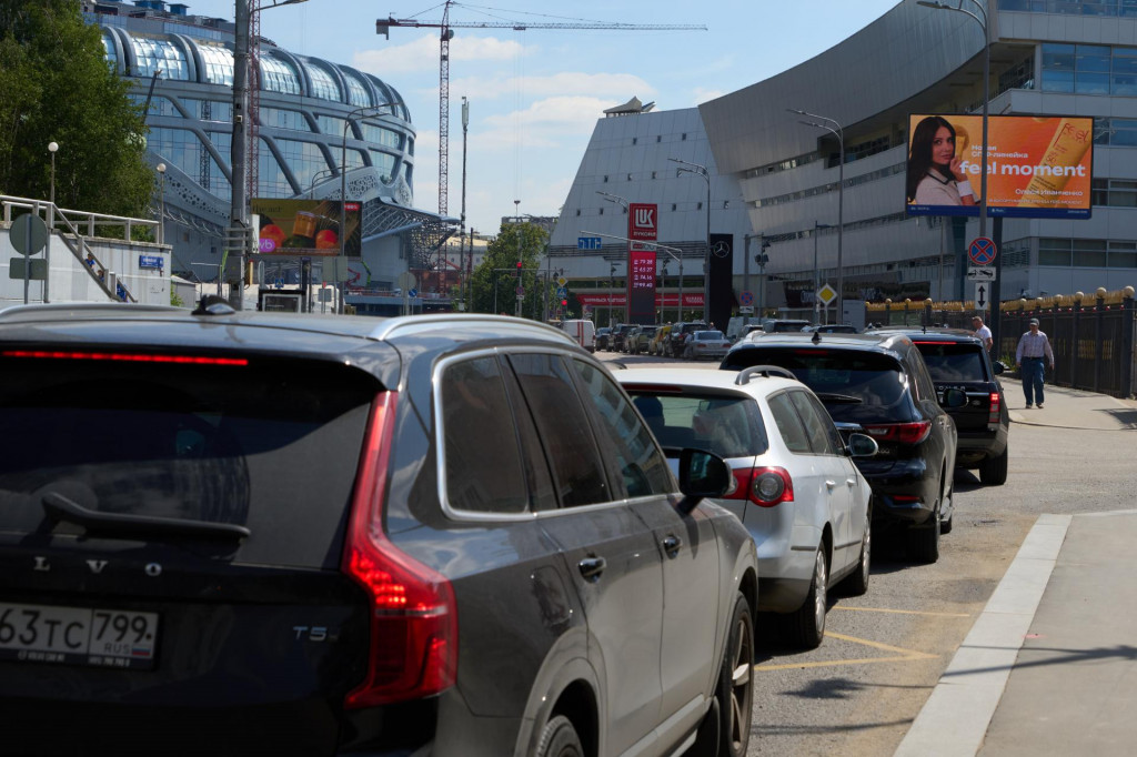Vozidl&aacute; čakaj&uacute; v rade na čerpacej stanici Lukoil v Moskve 30. j&uacute;na 2026. FOTO: TASR/AP