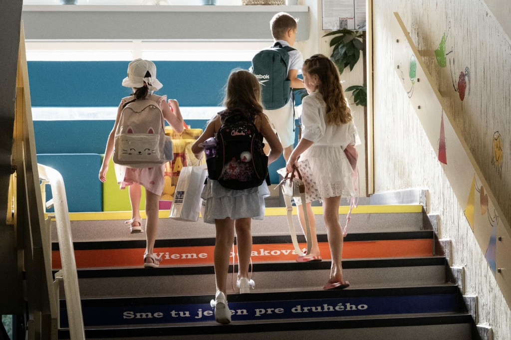Žiaci pred odovzd&aacute;van&iacute;m koncoročn&eacute;ho vysvedčenia na Z&aacute;kladnej &scaron;kole Černy&scaron;evsk&eacute;ho v Bratislave v utorok 30. j&uacute;na 2026. FOTO: TASR/P. Neubauer