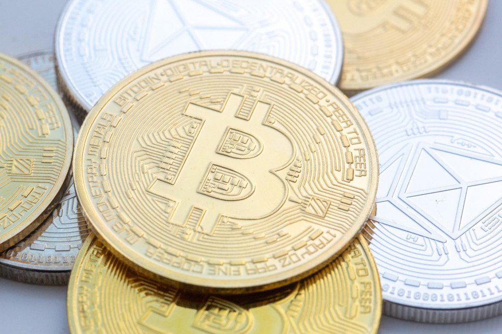 Na arch&iacute;vnej sn&iacute;mke z 10. novembra 2023 mince digit&aacute;lnych mien bitcoin (uprostred) a ethereum s&uacute; položen&eacute; na stole v Berl&iacute;ne. FOTO: TASR/DPA