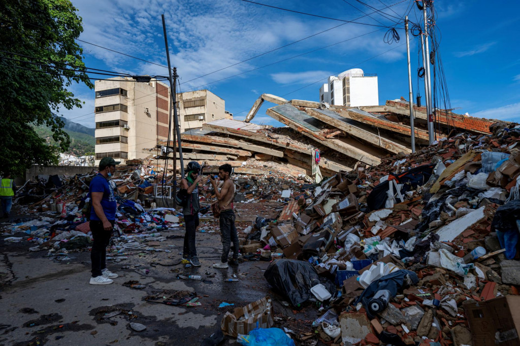 Dve zemetrasenia o magnit&uacute;de 7,2 a 7,5 zasiahli sever krajiny 24. j&uacute;na a sp&ocirc;sobili rozsiahle &scaron;kody na budov&aacute;ch i infra&scaron;trukt&uacute;re. FOTO: REUTERS