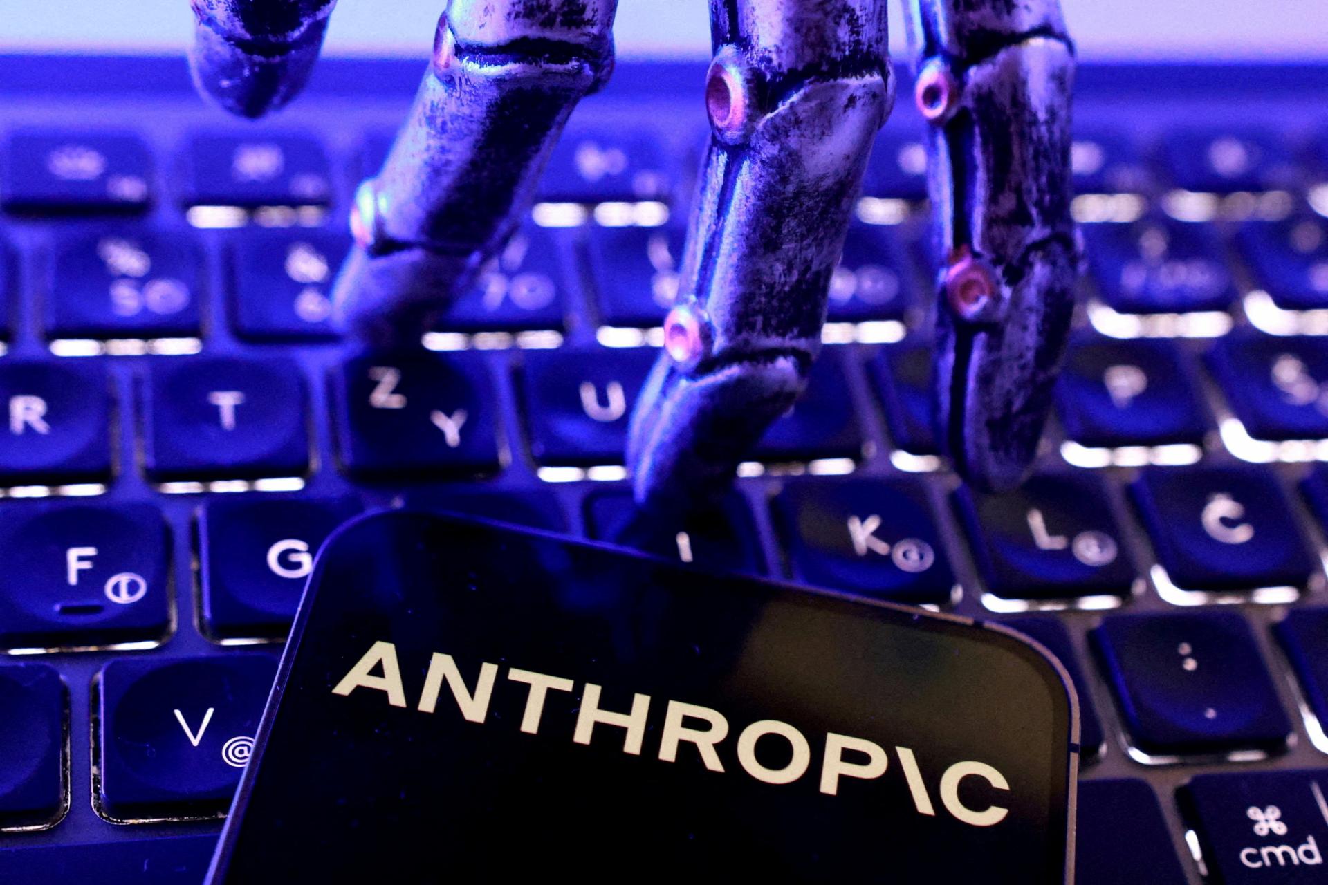 Anthropic tvrd&iacute;, že americk&aacute; vl&aacute;da zru&scaron;ila obmedzenia na jeho AI modely