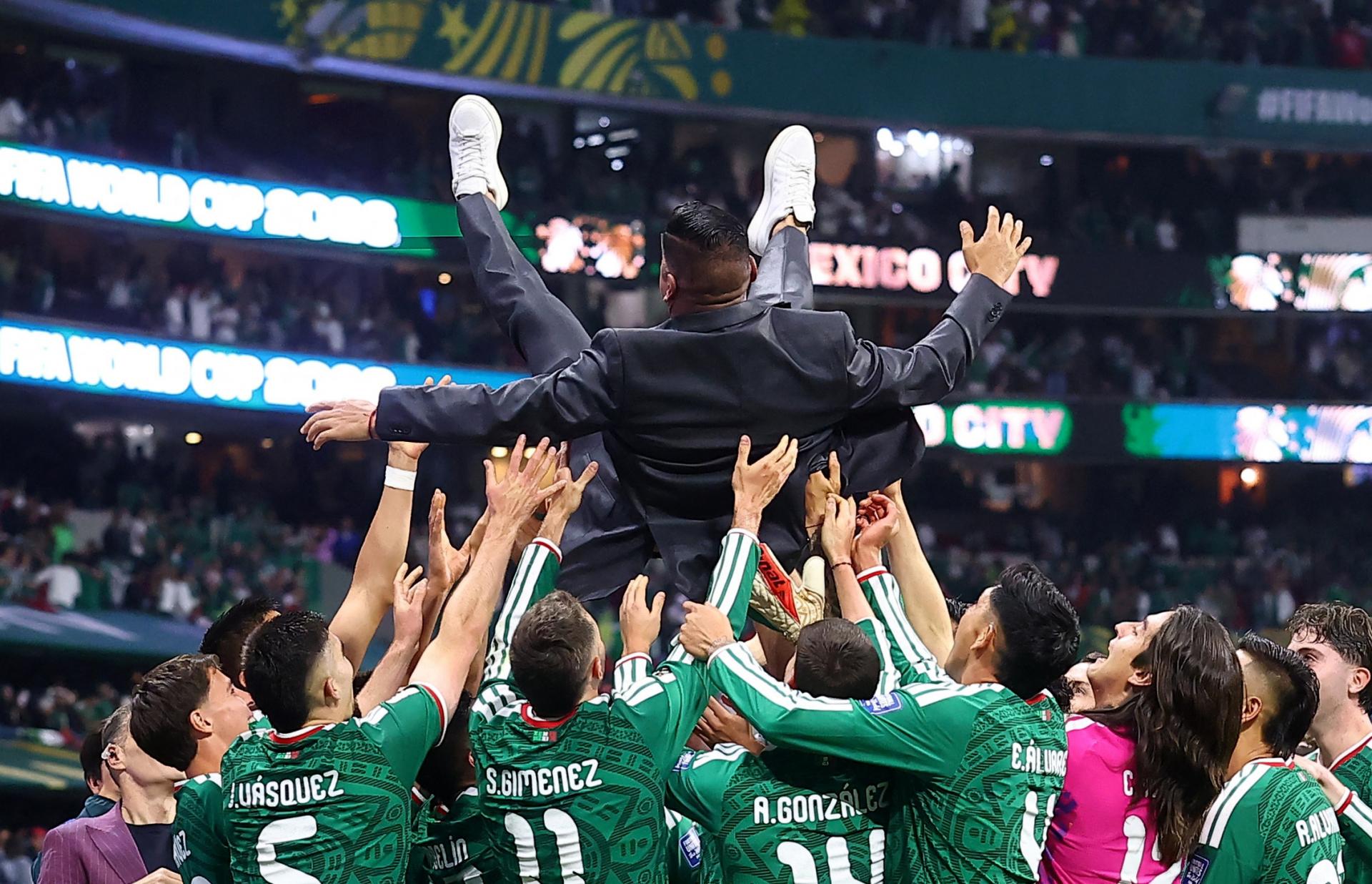 Mexick&iacute; futbalisti op&auml;ť neinkasovali a post&uacute;pili do osemfin&aacute;le