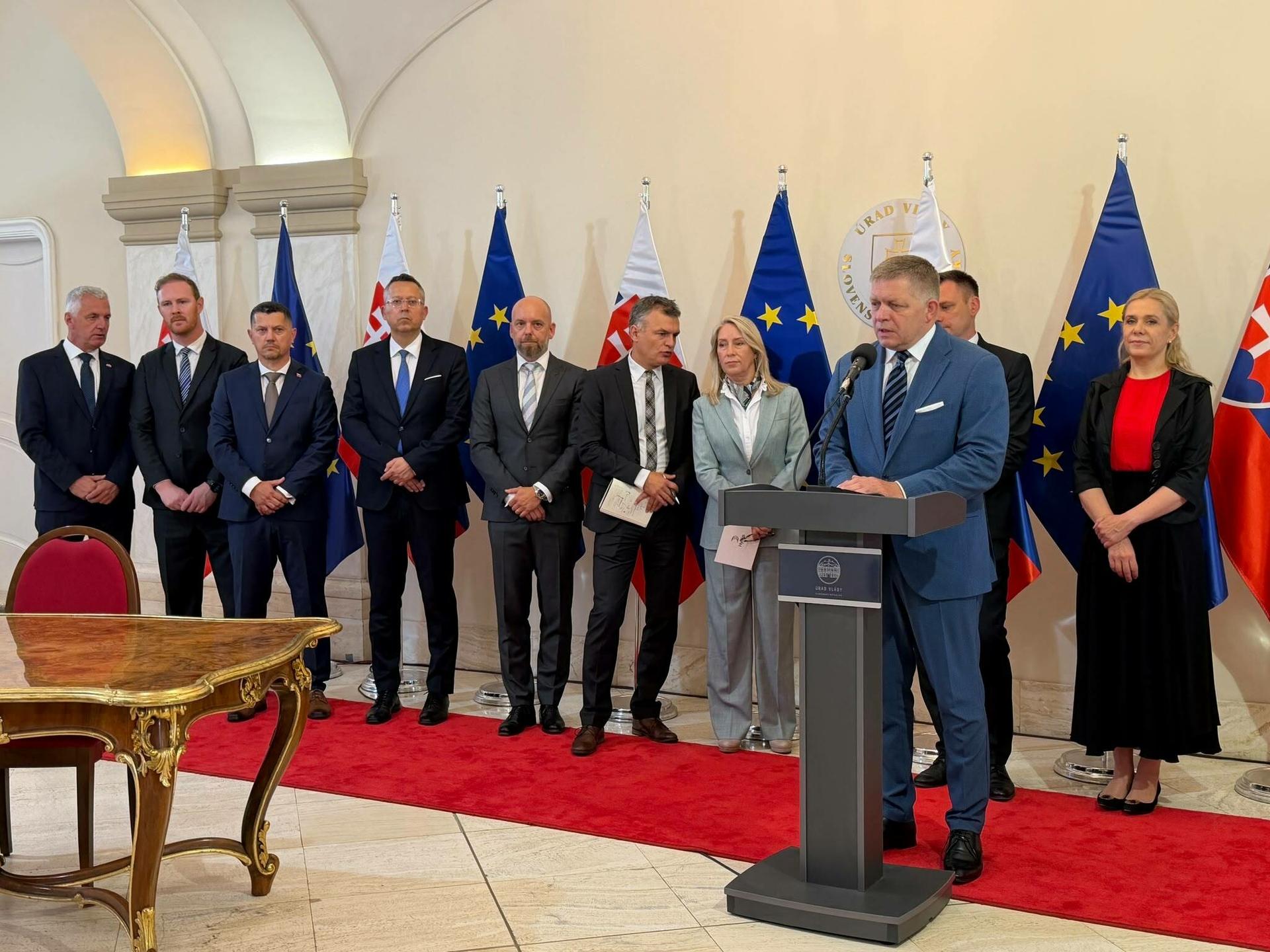 V&yacute;roba hlin&iacute;ka sa vracia na Slovensko. Vl&aacute;da podp&iacute;sala zmluvy so Slovalcom, pece sa zapn&uacute; o dva mesiace