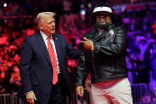 Americk&yacute; prezident Donald Trump vedľa Victora Willisa, zakladaj&uacute;ceho člena skupiny Village People, počas zhromaždenia deň pred Trumpovou inaugur&aacute;ciou. FOTO: Reuters