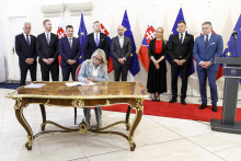 Na sn&iacute;mke v popred&iacute; v&yacute;konn&aacute; viceprezidentka Hydro Aluminium Metal Hanne Karine Simensenov&aacute; počas podpisu Zmluvy o implement&aacute;cii opatren&iacute; na podporu v&yacute;roby prim&aacute;rneho hlin&iacute;ka medzi vl&aacute;dou a spoločnosťami Slovalco, Hydro Aluminium a Slovalco Invest a podpisu Zmluvy o dod&aacute;vke elektriny medzi Vodohospod&aacute;rskou v&yacute;stavbou a spoločnosťou Slovalco.

FOTO: TASR/ D. Veselsk&yacute;