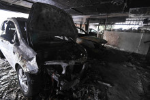 Zhoren&eacute; vozidl&aacute; v Sol&uacute;ne po bombov&yacute;ch &uacute;tokoch, ktor&yacute;ch cieľom zrejme boli členovia vl&aacute;dnucej konzervat&iacute;vnej strany Nov&aacute; demokracia. FOTO: TASR/AP