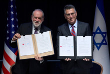 Americk&yacute; veľvyslanec v Izraeli Mike Huckabee (vľavo) a izraelsk&yacute; minister zahraničn&yacute;ch vec&iacute; Gideon Saar p&oacute;zuj&uacute; po podpise dohody o v&yacute;stavbe americk&eacute;ho veľvyslanectva v Jeruzaleme. FOTO: TASR/AP