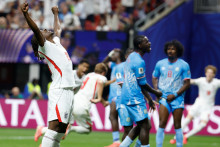 Hr&aacute;č Anglicka Eberechi Eze sa te&scaron;&iacute; z vyrovn&aacute;vaj&uacute;ceho g&oacute;lu na 1:1, ktor&yacute; strelil kapit&aacute;n Harry Kane počas &scaron;estn&aacute;sťfin&aacute;lov&eacute;ho z&aacute;pasu Anglicko - Konžsk&aacute; demokratick&aacute; republika na majstrovstv&aacute;ch sveta vo futbale. FOTO: TASR/AP