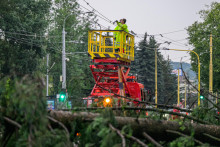 Technici opravuj&uacute; trolejov&eacute; vedenie po silnej b&uacute;rke na Volgogradskej ulici na S&iacute;dlisku 3 v Pre&scaron;ove. FOTO: TASR/Veronika Mihalikov&aacute;