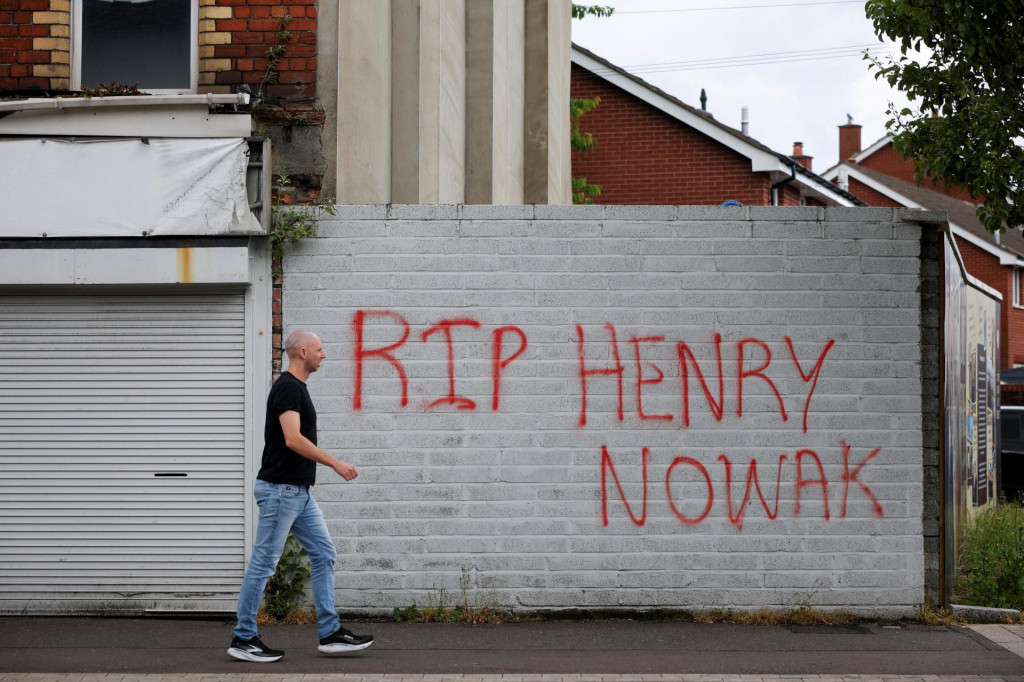 Odkaz na stene pre &scaron;tudenta Henryho Nowaka, obeť &uacute;toku nožom v juhoanglickom meste Southampton. FOTO: Reuters