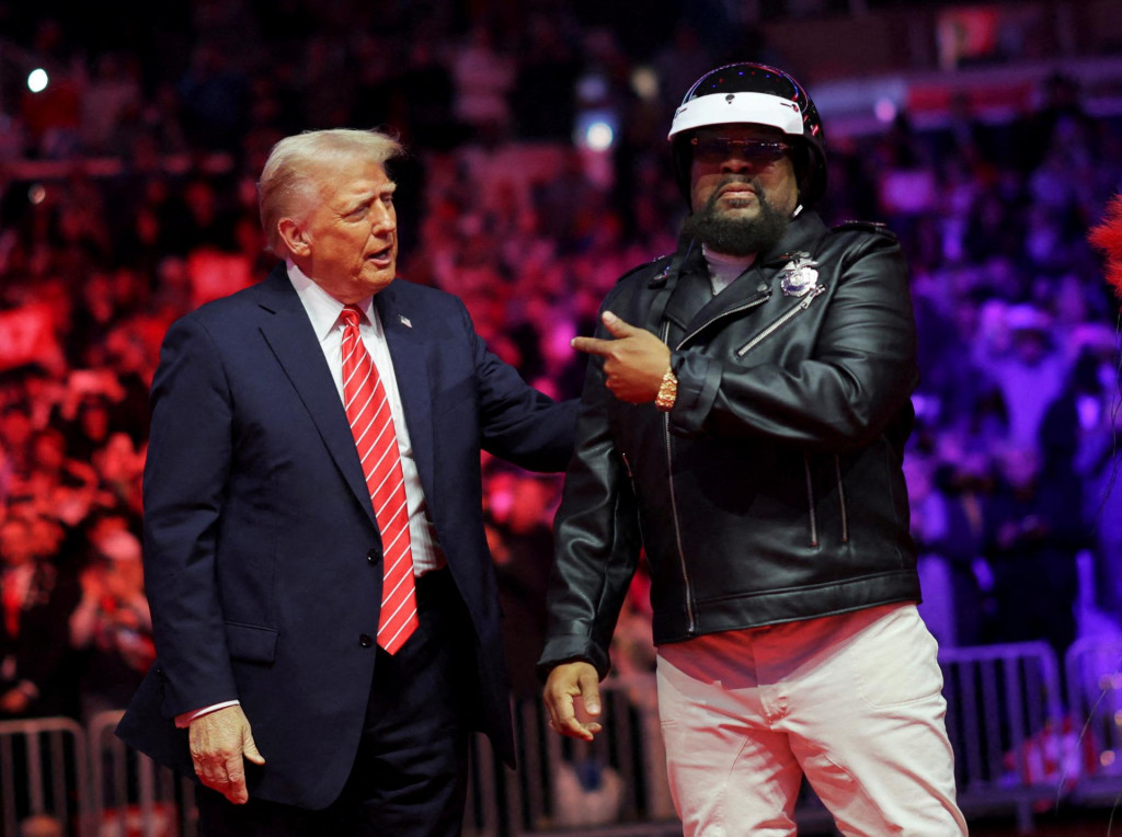 Americk&yacute; prezident Donald Trump vedľa Victora Willisa, zakladaj&uacute;ceho člena skupiny Village People, počas zhromaždenia deň pred Trumpovou inaugur&aacute;ciou. FOTO: Reuters