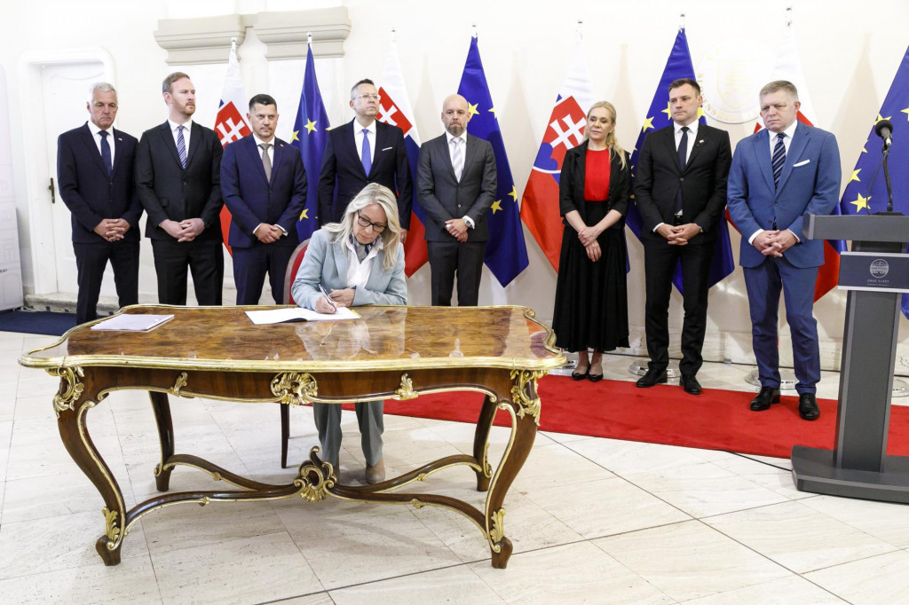Na sn&iacute;mke v popred&iacute; v&yacute;konn&aacute; viceprezidentka Hydro Aluminium Metal Hanne Karine Simensenov&aacute; počas podpisu Zmluvy o implement&aacute;cii opatren&iacute; na podporu v&yacute;roby prim&aacute;rneho hlin&iacute;ka medzi vl&aacute;dou a spoločnosťami Slovalco, Hydro Aluminium a Slovalco Invest a podpisu Zmluvy o dod&aacute;vke elektriny medzi Vodohospod&aacute;rskou v&yacute;stavbou a spoločnosťou Slovalco.

FOTO: TASR/ D. Veselsk&yacute;