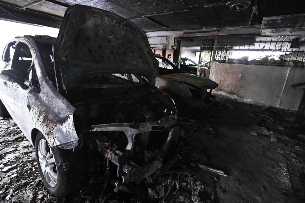 Zhoren&eacute; vozidl&aacute; v Sol&uacute;ne po bombov&yacute;ch &uacute;tokoch, ktor&yacute;ch cieľom zrejme boli členovia vl&aacute;dnucej konzervat&iacute;vnej strany Nov&aacute; demokracia. FOTO: TASR/AP