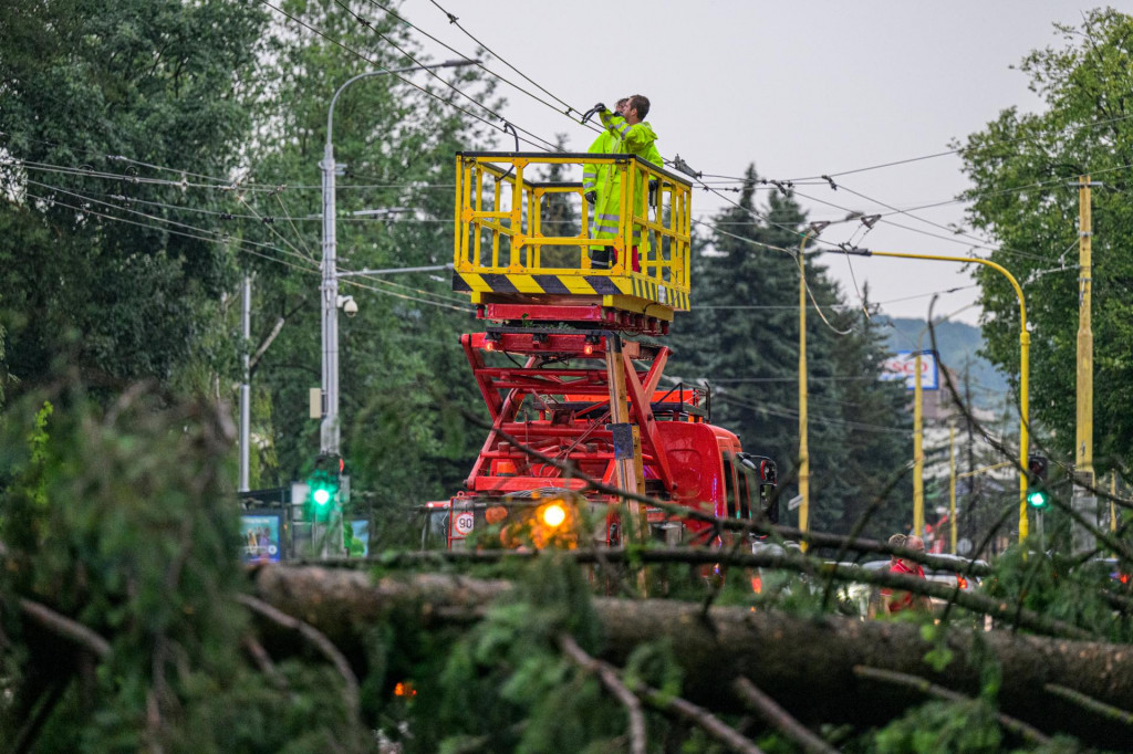 Technici opravuj&uacute; trolejov&eacute; vedenie po silnej b&uacute;rke na Volgogradskej ulici na S&iacute;dlisku 3 v Pre&scaron;ove. FOTO: TASR/Veronika Mihalikov&aacute;