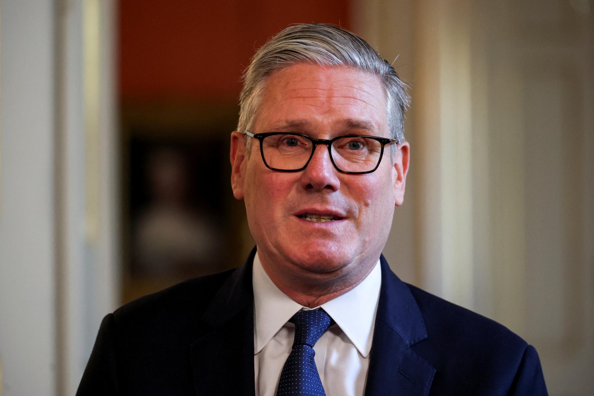 Starmer sa ospravedlnil za n&uacute;ten&eacute; adopcie det&iacute;
