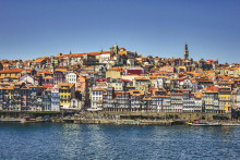 Na sn&iacute;mke je Porto. Byty v Portugalsku v &uacute;vode tohto roka draželi najviac v Eur&oacute;pe. Z&aacute;roveň aj hladina nov&yacute;ch cien real&iacute;t patr&iacute; v danej krajine k t&yacute;m vy&scaron;&scaron;&iacute;m.

FOTO: Unsplash/K. Mitch Hodge
