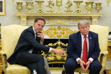 Americk&yacute; prezident Donald Trump a gener&aacute;lny tajomn&iacute;k NATO Mark Rutte počas stretnutia v Ov&aacute;lnej pracovni Bieleho domu vo Washingtone 24. j&uacute;na 2026. FOTO: TASR/AP