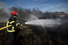 S požiarom v departementoch H&eacute;rault a Aude bojovali od stredy popoludnia stovky hasičov. FOTO: REUTERS