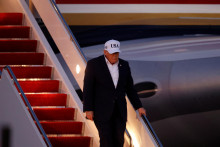 Prv&yacute; let prezidentsk&eacute;ho &scaron;peci&aacute;lu sa uskutočnil len deň po tom, čo Trump čelil ďal&scaron;ej kritike po zverejnen&iacute; majetkov&yacute;ch priznan&iacute;. FOTO: REUTERS