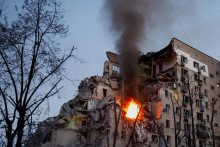 Rusk&eacute; &uacute;toky podľa AP zasiahli v&scaron;etk&yacute;ch desať kyjevsk&yacute;ch &scaron;tvrt&iacute;, podľa Tkačenka citovan&eacute;ho AFP sa terčom rakiet, striel a dronov stalo 28 miest, predov&scaron;etk&yacute;m obytn&eacute; budovy a civiln&aacute; infra&scaron;trukt&uacute;ra. FOTO: REUTERS