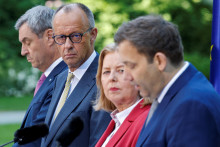 Nemeck&yacute; minister financi&iacute; a spolupredseda Soci&aacute;lnodemokratickej strany (SPD) Lars Klingbeil, ministerka pr&aacute;ce a soci&aacute;lnych vec&iacute; a spolupredsedn&iacute;čka SPD Baerbel Bas, kancel&aacute;r a predseda Kresťanskodemokratickej &uacute;nie (CDU) Friedrich Merz a predseda Kresťanskosoci&aacute;lnej &uacute;nie (CSU) a bavorsk&yacute; &scaron;t&aacute;tny premi&eacute;r Markus S&ouml;der. FOTO: Reuters